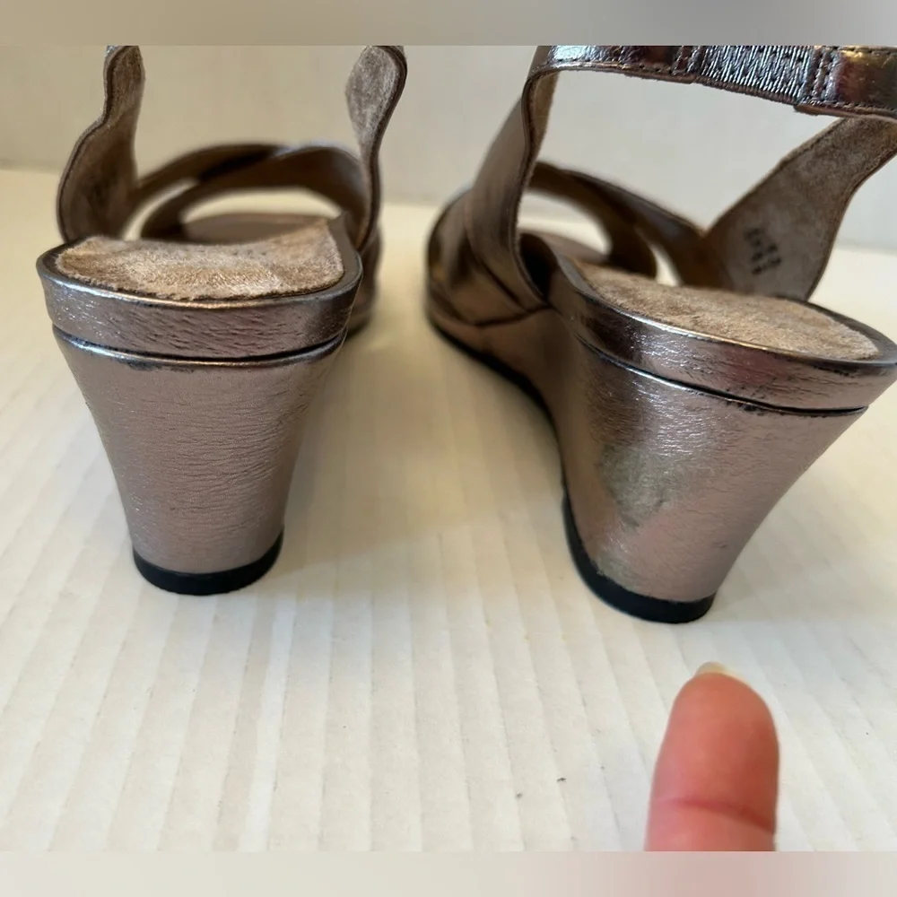 JRenee’ women’s Antolina wedge sandal in color: Taupe Metallic size 9.5 M NWOB.H